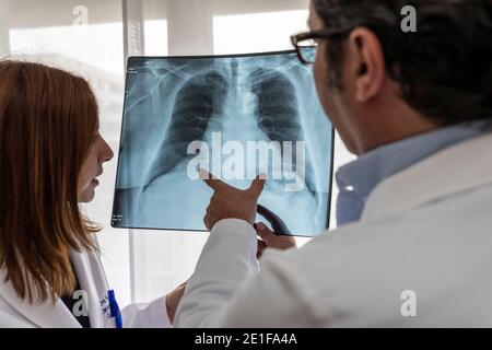 deux médecins lisent une radiographie thoracique Banque D'Images