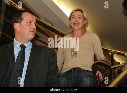 Une députée du Parlement européen, Marine le Pen, la dirigeante du parti politique français d'extrême-droite du Front national, et Louis Aliot, politicien français des FN, sont photographiés après la conférence de presse qu'elle a tenue à l'hôtel Mercure, à Perpignan, dans le sud de la France, le 11 mars 2011. Photo de Michel Clementz/ABACAPRESS.COM Banque D'Images