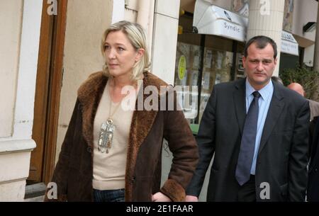 Une députée du Parlement européen, Marine le Pen, la dirigeante du parti politique français d'extrême-droite du Front national, et Louis Aliot, politicien français des FN, sont photographiés après la conférence de presse qu'elle a tenue à l'hôtel Mercure, à Perpignan, dans le sud de la France, le 11 mars 2011. Photo de Michel Clementz/ABACAPRESS.COM Banque D'Images