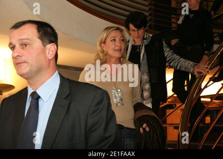 Une députée du Parlement européen, Marine le Pen, la dirigeante du parti politique français d'extrême-droite du Front national, et Louis Aliot, politicien français des FN, sont photographiés après la conférence de presse qu'elle a tenue à l'hôtel Mercure, à Perpignan, dans le sud de la France, le 11 mars 2011. Photo de Michel Clementz/ABACAPRESS.COM Banque D'Images