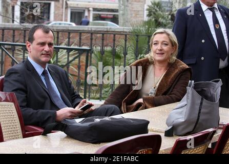 Membre du Parlement européen et chef du parti politique français d'extrême-droite du Front national, Marine le Pen, Louis Aliot, politicien français des FN, sont photographiés après sa conférence de presse à l'hôtel Mercure, à Perpignan, dans le sud de la France, le 11 mars 2011. Photo de Michel Clementz/ABACAPRESS.COM Banque D'Images