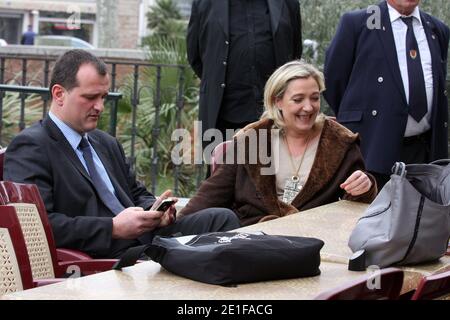 Membre du Parlement européen et chef du parti politique français d'extrême-droite du Front national, Marine le Pen, Louis Aliot, politicien français des FN, sont photographiés après sa conférence de presse à l'hôtel Mercure, à Perpignan, dans le sud de la France, le 11 mars 2011. Photo de Michel Clementz/ABACAPRESS.COM Banque D'Images