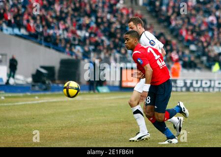 Franck Beria de Lille se bat pour le ballon avec Gregory Pujol de Valenciennes lors du match de football de la Ligue française Fisrt, Lille OSC vs FC Valenciennes au stade Lille Metropole de Lille, dans le nord de la France, le 13 mars 2011. Lille a gagné 2-1. Photo de Sylvain Lefevre/ABACAPRESS.COM Banque D'Images