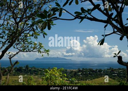 Vue sur Honiara depuis le Solomons Memorial Peace Park vers l'île de Savo au large de Guadalcanal, Îles Salomon Banque D'Images