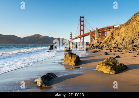 Célèbre Golden Gate Bridge sur la baie contre le ciel bleu, San Francisco, péninsule de San Francisco, Californie du Nord, Californie, ÉTATS-UNIS Banque D'Images