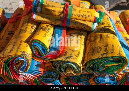 Drapeaux de prière roulés à vendre au Monastère de Ganden, à l'extérieur de Lhassa, Tibet, Chine Banque D'Images
