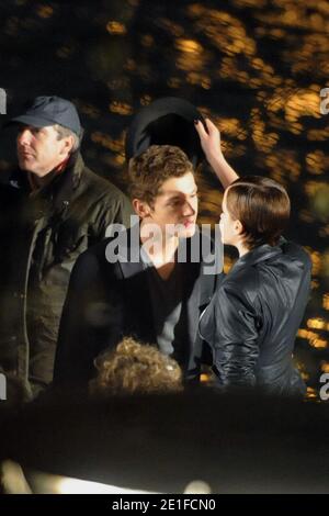 Emma Watson et Cyril Descours sont vus tourner des scènes pour une publicité Lancome réalisée par le photographe Mario Testino sur 'Ile Saint-Louis' à Paris, France, le 16 mars 2011. Photo par ABACAPRESS.COM Banque D'Images