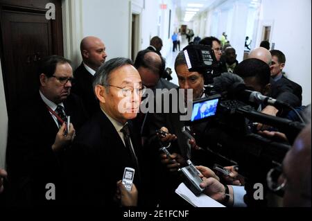 Le secrétaire à l'énergie Steven Chu s'entretient avec des journalistes après avoir fait un test lors d'une audience de la commission de l'énergie et du commerce de la Chambre, le 16 mars 2010 à Washington, DC, USA. Le secrétaire Chu a assisté à l'audience pour parler de la demande de budget pour l'exercice 2012 du ministère de l'énergie et de la Commission de réglementation nucléaire. Photo par Olivier Douliery/ABACAPRESS.COM Banque D'Images