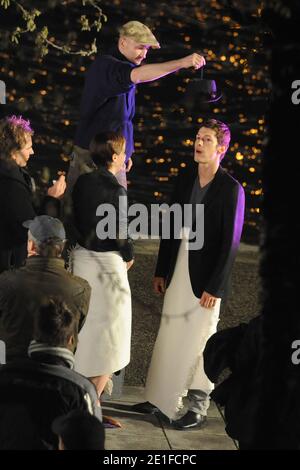 Emma Watson et Cyril Descours sont vus tourner des scènes pour une publicité Lancome réalisée par le photographe Mario Testino sur 'Ile Saint-Louis' à Paris, France, le 16 mars 2011. Photo par ABACAPRESS.COM Banque D'Images