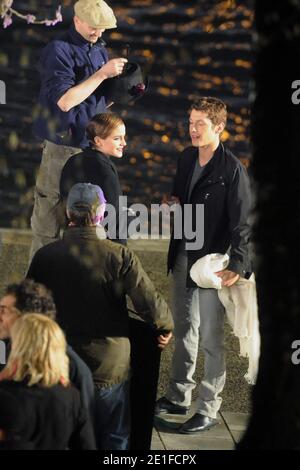 Emma Watson et Cyril Descours sont vus tourner des scènes pour une publicité Lancome réalisée par le photographe Mario Testino sur 'Ile Saint-Louis' à Paris, France, le 16 mars 2011. Photo par ABACAPRESS.COM Banque D'Images