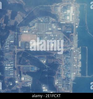 Cette image satellite d'une résolution d'un demi-mètre de la centrale nucléaire de Fukushima Daiichi a été prise trois jours après un séisme de magnitude 9.0 qui a frappé la péninsule d'Oshika le 11 mars 2011. Selon les informations, il s'agit du plus grand tremblement de terre à avoir frappé le Japon dans l'histoire enregistrée et du cinquième plus grand dans le monde. L'image a été prise par le satellite GeoEye-1 à 10 h 56 (heure locale) le 14 mars 2011, à partir de 423 milles dans l'espace alors qu'il s'est déplacé du nord au sud sur le Japon à une vitesse de quatre milles par seconde.photo par GeoEye via ABACAPRESS.COM Banque D'Images