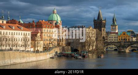 Pont Charles et église Saint François d'Assise avec le Pont de la vieille ville Tour contre ciel nuageux, Prague, Bohême, République Tchèque Banque D'Images
