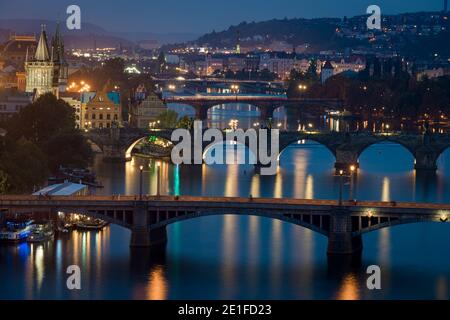 Ponts au-dessus de la Vltava vu de Letna Park la nuit, Prague, Bohême, République Tchèque Banque D'Images