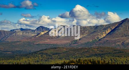 Chaîne de montagnes vue de K'esugi Ridge Trail, parc national de Denali, Matanuska-Susitna Borough, centre-sud de l'Alaska, Alaska, ÉTATS-UNIS Banque D'Images