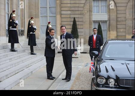 Le président français Nicolas Sarkozy accueille le Premier ministre britannique David Cameron. Le Président français reçoit des dirigeants pour le Sommet de Paris pour parler de l'action militaire internationale contre les forces de Muammar Kadhafi en Libye, en soutien au peuple libyen qui s'est tenu à l'Elysée à Paris, en France, le 19 mars 2011. Photo de Mousse/ABACAPRESS.COM Banque D'Images