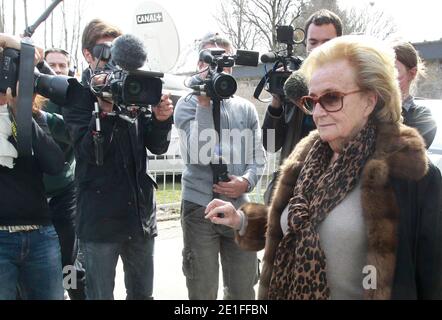 L'épouse de l'ancien président de la République Jacques Chirac, Bernadette Chirac, Conseillere générale du canton de Correze depuis 1979 et qui se présente sous l'étiquette de la majorite présidentielle, quitte en votion la mairie de Sarran, en France, lit vote lors de la tournée des meilleures élections, le 20 mars 2011. Photo par Patrick Bernard/ABACAPRESS.COM Banque D'Images