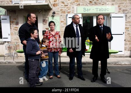 François Hollande a emané une épiserie bar dans le village de Saint Bonnet l'Enfantier sur sa circonscription de Correze, en France, le 20 mars 2011. Photo par Jean-Luc Luyssen/ABACAPRESS.COM Banque D'Images