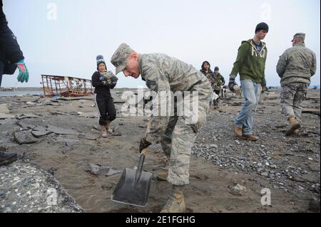 Sgt. Principal Matt Wickham, du Md. D'Eldersburg, aide les résidents à éliminer les débris du port de pêche de Misawa à Misawa, au Japon, le 19 mars 2011. Des membres du service, des employés civils et des membres de la famille de l'installation aérienne navale de Misawa aident les résidents à nettoyer le port à la suite d'un séisme de magnitude 9.0 qui a causé un tsunami dévastateur le long de la côte est du Japon. Photo par MC1 Matthew Bradley/NVNS/ABACAPRESS.COM Banque D'Images