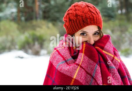 Caucasian woman standing in snowy forest Banque D'Images