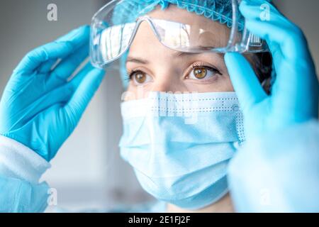 Médecin chirurgical et soins de santé, Portrait du chirurgien médecin en équipement d'EPI sur un contexte isolé. Médecine femmes médecins portant un masque facial Banque D'Images