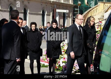 Le Prince Albert II de Monaco et la fiancée Charlene Wittstock, Elisabeth Anne de Massy et sa fille Melanie Antoinette de Massy arrivent pour la cérémonie funèbre de la princesse Antoinette de Monaco, à la cathédrale notre-Dame-Immaculée de Monaco, Principauté de Monaco, le 24 mars 2011. Photo de Franz Chavaroche/Pool/ABACAPRESS.COM Banque D'Images