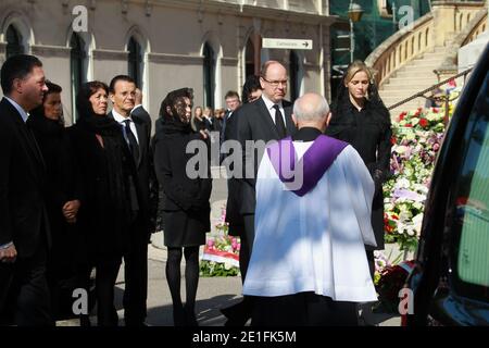 Le Prince Albert II de Monaco et la fiancée Charlene Wittstock, Elisabeth Anne de Massy, la princesse Caroline et la princesse Stephanie arrivent pour la cérémonie funéraire de la princesse Antoinette de Monaco, à la cathédrale notre-Dame-Immaculée de Monaco, Principauté de Monaco, le 24 mars 2011. Photo de Franz Chavaroche/Pool/ABACAPRESS.COM Banque D'Images