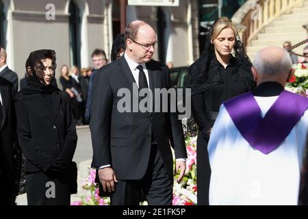 Le Prince Albert II de Monaco et la fiancée Charlene Wittstock, et Elisabeth Anne de Massy arrivant pour la cérémonie funéraire de la princesse Antoinette de Monaco, à la cathédrale notre-Dame-Immaculee de Monaco, Principauté de Monaco, le 24 mars 2011. Photo de Franz Chavaroche/Pool/ABACAPRESS.COM Banque D'Images