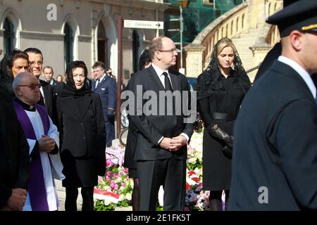 Le Prince Albert II de Monaco et la fiancée Charlene Wittstock, et Elisabeth Anne de Massy arrivant pour la cérémonie funéraire de la princesse Antoinette de Monaco, à la cathédrale notre-Dame-Immaculee de Monaco, Principauté de Monaco, le 24 mars 2011. Photo de Franz Chavaroche/Pool/ABACAPRESS.COM Banque D'Images