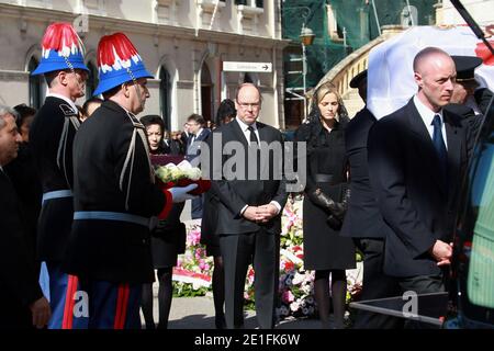 Le Prince Albert II de Monaco et la fiancée Charlene Wittstock, et Elisabeth Anne de Massy arrivant pour la cérémonie funéraire de la princesse Antoinette de Monaco, à la cathédrale notre-Dame-Immaculee de Monaco, Principauté de Monaco, le 24 mars 2011. Photo de Franz Chavaroche/Pool/ABACAPRESS.COM Banque D'Images