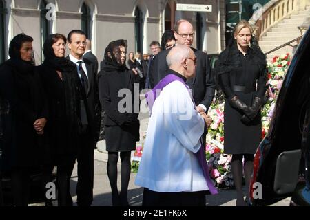 Le Prince Albert II de Monaco et la fiancée Charlene Wittstock, Elisabeth Anne de Massy, la princesse Caroline et la princesse Stephanie arrivent pour la cérémonie funéraire de la princesse Antoinette de Monaco, à la cathédrale notre-Dame-Immaculée de Monaco, Principauté de Monaco, le 24 mars 2011. Photo de Franz Chavaroche/Pool/ABACAPRESS.COM Banque D'Images