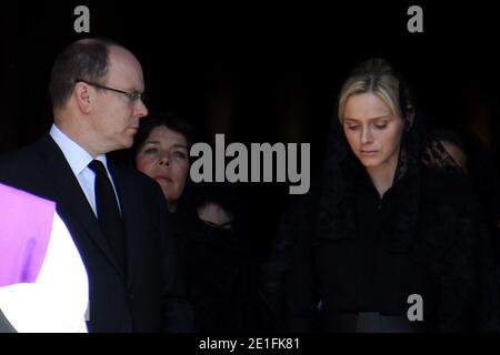 Prince Albert II de Monaco, fiancée Charlene Wittstock et Pirncess Caroline après la cérémonie funéraire de la princesse Antoinette de Monaco, à la cathédrale notre-Dame-Immaculee de Monaco, Principauté de Monaco, le 24 mars 2011. Photo de Marco Piovanotto/ABACAPRESS.COM Banque D'Images