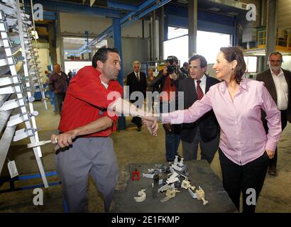EXCLUSIF - leader socialiste français et président du Conseil régional Poitou-Charente, Ségolène Royal visite les candidatures socialistes et les usines à Rochefort, France, le 24 mars 2011. Photo de Patrick Bernard/ABACAPRESS.COM Banque D'Images