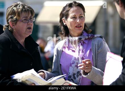 EXCLUSIF - leader socialiste français et président du Conseil régional Poitou-Charente, Ségolène Royal visite les candidatures socialistes et les usines à Rochefort, France, le 24 mars 2011. Photo de Patrick Bernard/ABACAPRESS.COM Banque D'Images