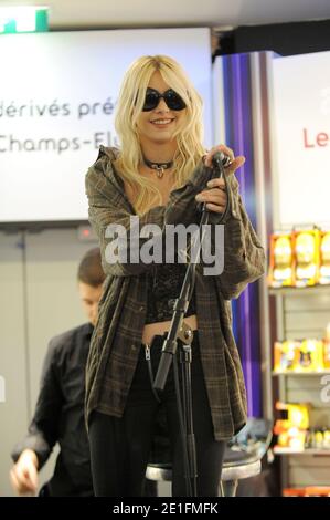 Taylor Momsen interprète en direct avec son groupe The Pretty téméraire lors d'une exposition au magasin Fnac des champs Elysées à Paris, France, le 25 mars 2011. Photo de Nicolas Briquet/ABACAPRESS.COM Banque D'Images