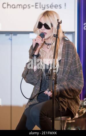 Taylor Momsen interprète en direct avec son groupe The Pretty téméraire lors d'une exposition au magasin Fnac des champs Elysées à Paris, France, le 25 mars 2011. Photo de Nicolas Genin/ABACAPRESS.COM Banque D'Images