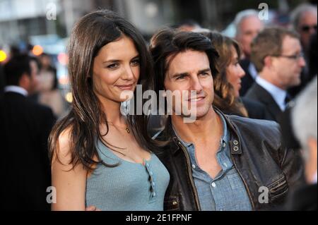 Tom Cruise et Katie Holmes, les amateurs d'Hollywood, divorcent, mettant fin à un mariage de cinq ans. Le bureau de l'avocat de la célébrité Jonathan Wolfe a confirmé le divorce le 29 juin 2012. « c'est une question personnelle et privée », a-t-il déclaré dans une déclaration. Ils ont une fille de six ans, Suri, et Cruise, 49 ans, a deux enfants de son mariage avec Nicole Kidman. Croisière épousa Holmes, 33 ans, sa troisième femme, dans un château italien en novembre 2006. Photo du dossier : Tom Cruise et Katie Holmes arrivant à la première mondiale de ReelzChannel de 'The Kennedys' au théâtre AMPAS Samuel Goldwyn à Beverl Banque D'Images