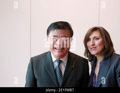 Le ministre de la Santé de la république populaire de Chine Zhu Chen et la ministre française de la Santé Nora Berra au 7e forum mondial des sciences de la vie Biovision à Lyon France le 27 mars 2011 . Photos de Vincent Dargent/ABACAPRESS.COM Banque D'Images