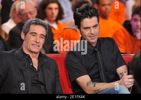 Gerard Lanvin et son fils Manu Lanvin lors de l'enregistrement de l'émission Dimanche a Paris, France, le 4 janvier 2011. Photo Max Colin/ABACAPRESS.COM Banque D'Images