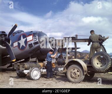 Lockheed PV-1 Ventura est chargé de bombes dans une base aérienne d'Aleutians, vers l'été 1943 Banque D'Images