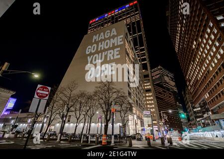 ÉTATS-UNIS. 06e janvier 2021. Des activistes du Rainforest action Network et de l'Illuminator ont projeté des images de 30 mètres de hauteur sur le côté d'un bâtiment dans le quartier financier de New York le 6 janvier 2021 avec des messages condamnant les récentes actions des partisans de Trump à Washington DC. (Photo par Erik McGregor/Sipa USA) crédit: SIPA USA/Alay Live News Banque D'Images