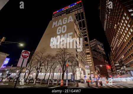 ÉTATS-UNIS. 06e janvier 2021. Des activistes du Rainforest action Network et de l'Illuminator ont projeté des images de 30 mètres de hauteur sur le côté d'un bâtiment dans le quartier financier de New York le 6 janvier 2021 avec des messages condamnant les récentes actions des partisans de Trump à Washington DC. (Photo par Erik McGregor/Sipa USA) crédit: SIPA USA/Alay Live News Banque D'Images