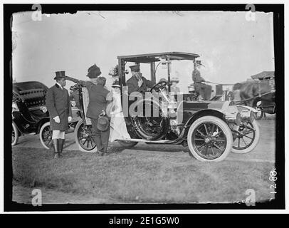 LONGWORTH, Mme. NICHOLAS. Assis DANS LA PORTE DE L'AUTO, AVEC MME. TAFT Banque D'Images