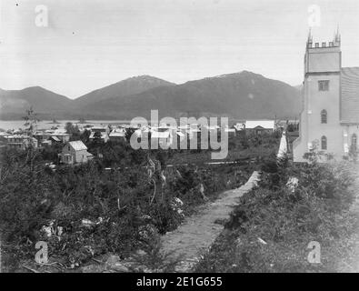 Vue de l'église de la Mission chrétienne de Metlakatla vers l'eau, vers 1914 Banque D'Images