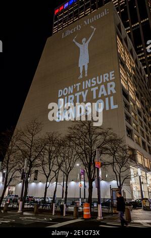 ÉTATS-UNIS. 06e janvier 2021. Des activistes du Rainforest action Network et de l'illuminateur ont projeté des images de 30 pieds de hauteur sur le côté d'un bâtiment dans le quartier financier de New York le 6 janvier 2021 avec des messages opposés à la vente de terres pour l'extraction de pétrole dans la réserve naturelle nationale de l'Arctique. (Photo par Erik McGregor/Sipa USA) crédit: SIPA USA/Alay Live News Banque D'Images