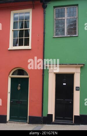 Maisons le long de Bridge Street peintes dans des couleurs vives, Bungay, Suffolk, Angleterre | AUCUN | Banque D'Images