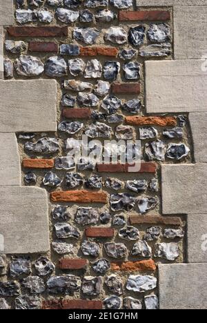 Façade en tuiles romaines d'un ancien mur près de la cathédrale St Alban, Hertfordshire, Angleterre | AUCUN | Banque D'Images