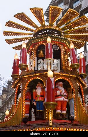 La pièce maîtresse tournante décorée de façon saisonnière, marché de Noël annuel de Francfort, Birmingham, West Midlands, Royaume-Uni | AUCUN | Banque D'Images