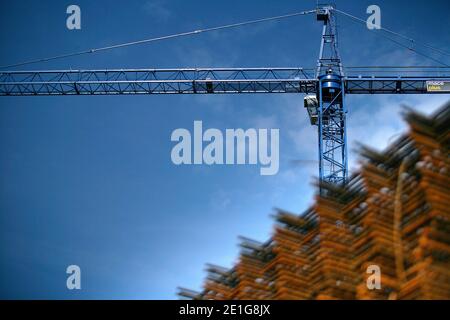 Vue à angle bas de la grue sur le chantier, Royaume-Uni Banque D'Images