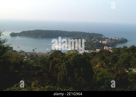 Vue sur l'île d'Errol Flynn depuis l'hôtel Fresh Air Bonnie View, près de Port Antonio, Jamaïque Banque D'Images