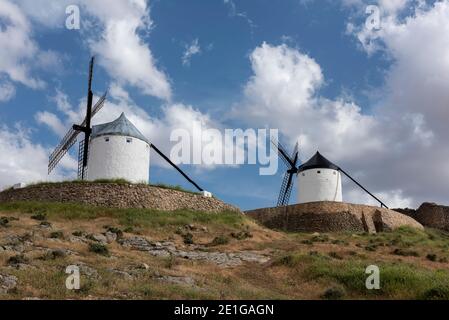 Consuegra, Espagne : 25 mai 2018. Les moulins à vent de Consuegra, Molinos de Viento de Consuegra. Il y a une ligne de 12 moulins à vent de tour décrits dans l'histoire Banque D'Images